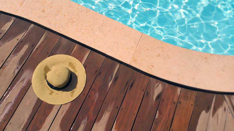 Wet Pool Deck With Hat